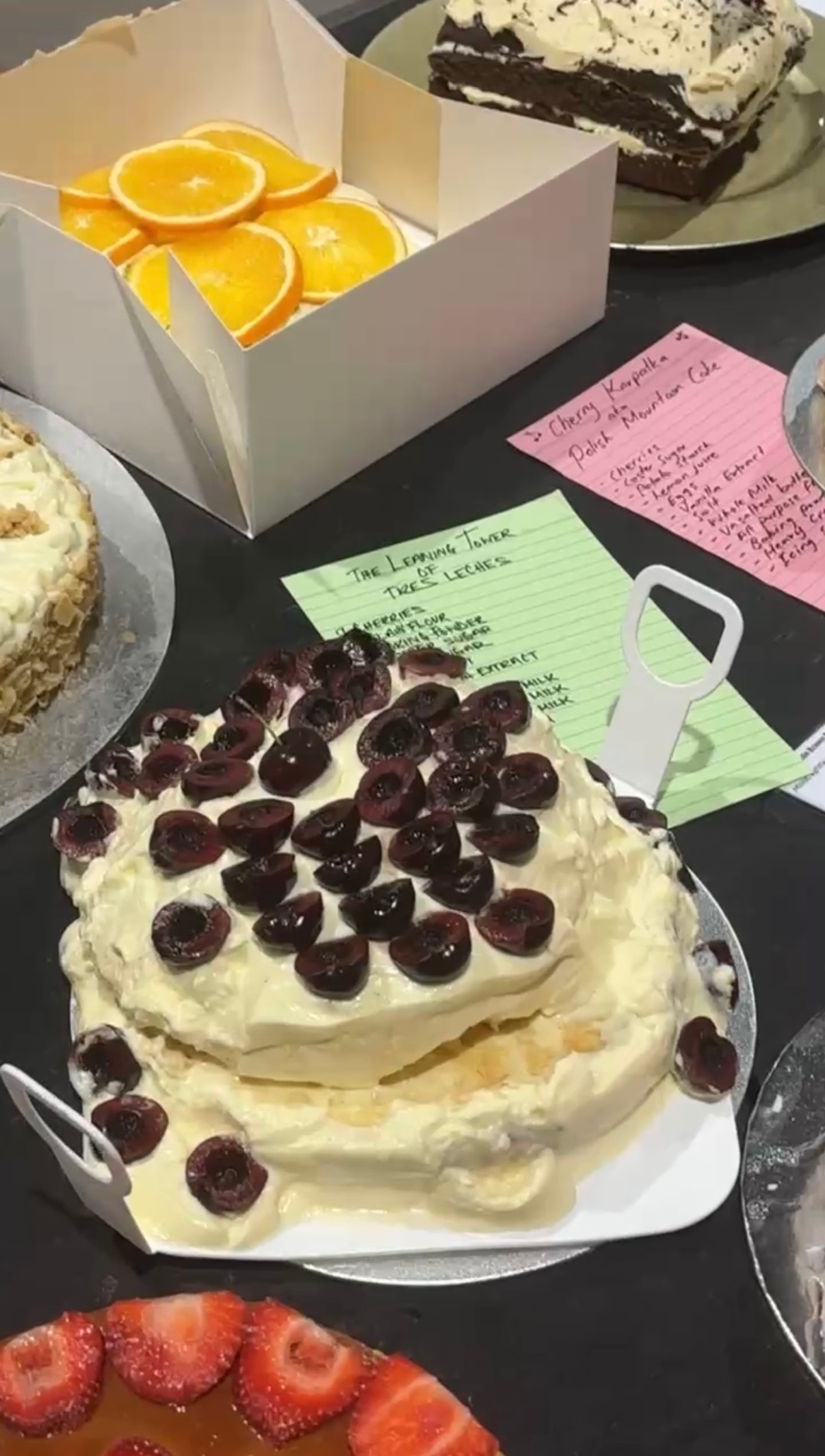 Un pastel con un trozo de papel al lado.