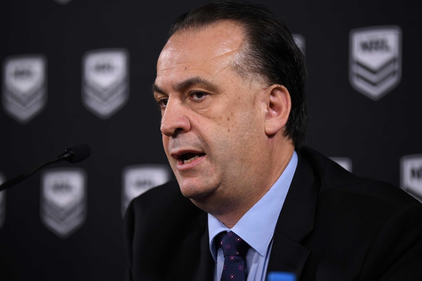 El presidente de la Australian Rugby League habla en una conferencia de prensa de la NRL.