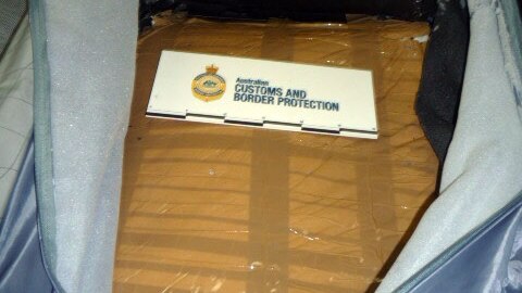 US man arrested at Perth airport after customs officers found 4kg of methamphetamine in his suitcase