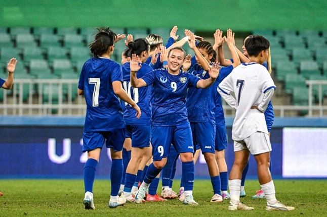 Jogadoras da seleção feminina de futebol do Uzbequistão marcam cinco após a vitória.