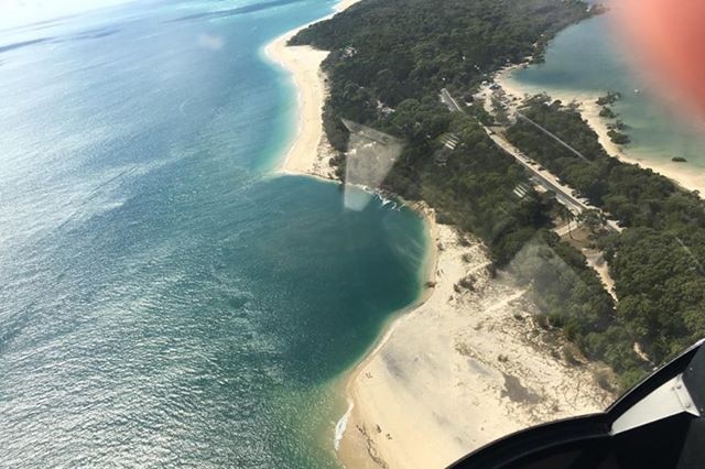 Lubang menganga dari runtuhan pantai di Inskip Point terlihat dari udara.