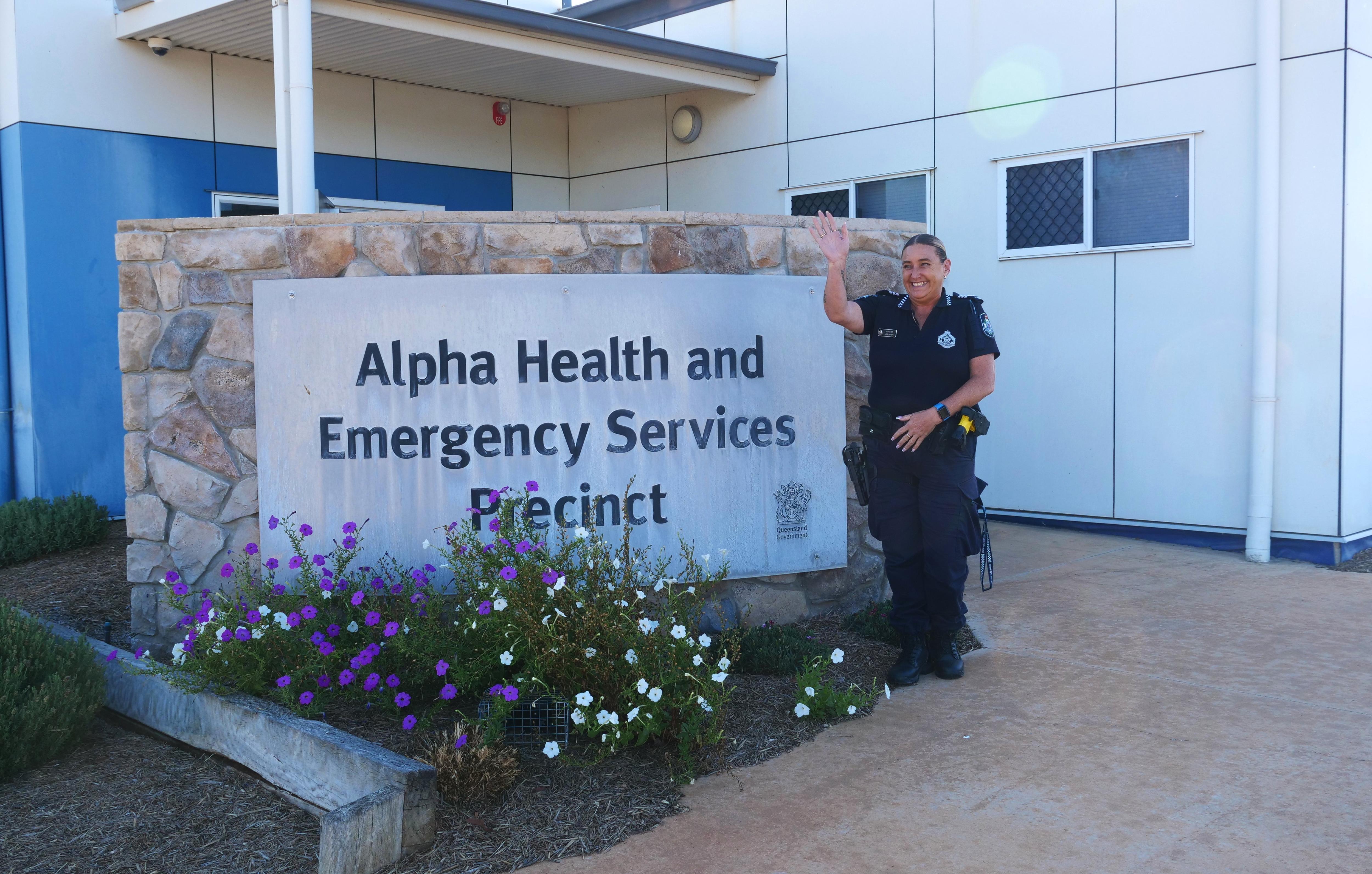 La sargento Kate Dwyer se encuentra frente al Alfa. 