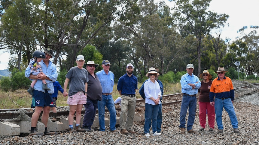 Les agriculteurs accusent le directeur des chemins de fer de les ignorer sur la conception de la ligne de fret clé entre Sydney et Perth