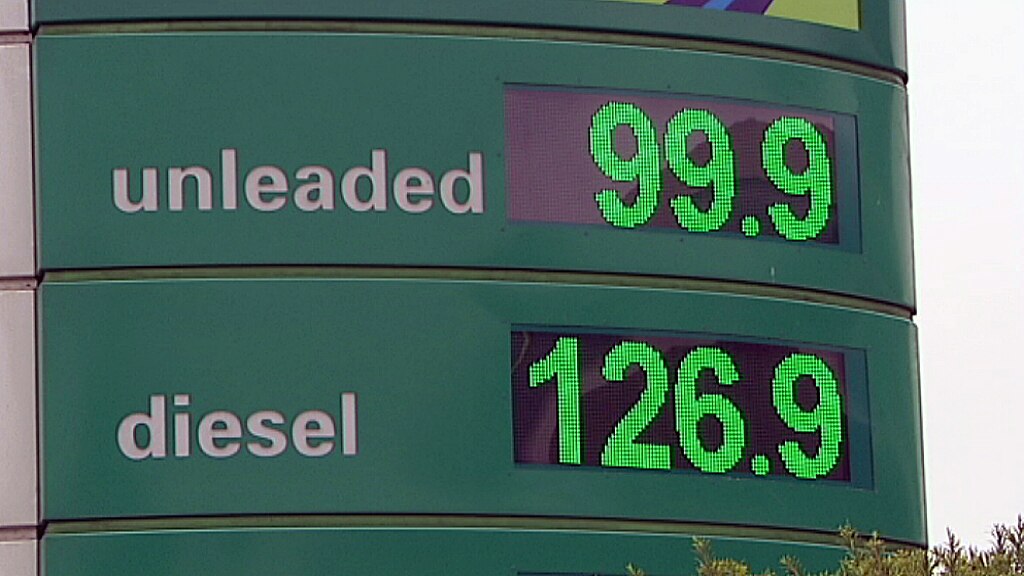 Petrol prices in Melbourne fall to sixyear low; regional areas yet to see decreases ABC News