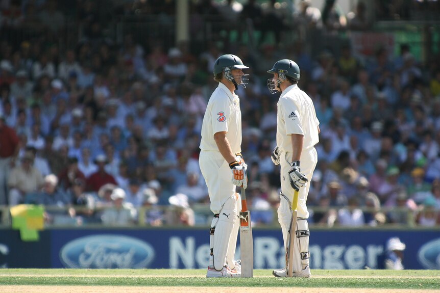 Australian circketers Adam Gilchrist and Mike Hussey stand on the pitch with their bats during the 3 Ashes Third Test