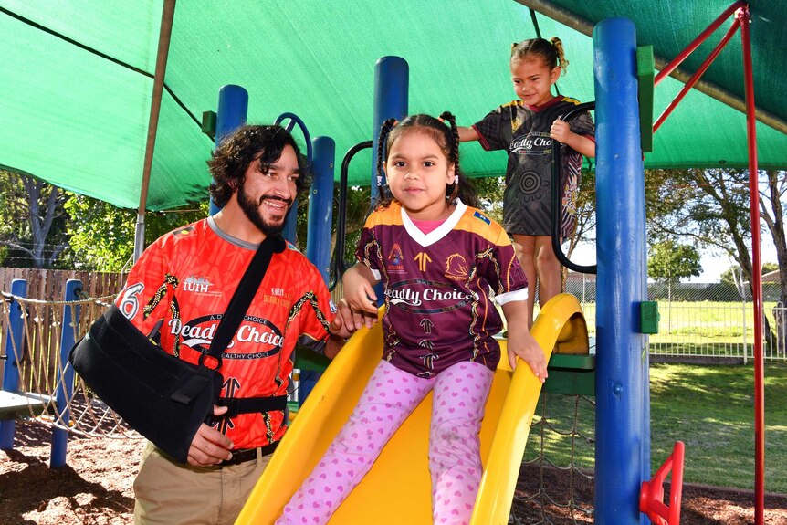 Johnathan Thurston and children from C&K Koobara Aboriginal and Torres Strait Islander Kindergarten.