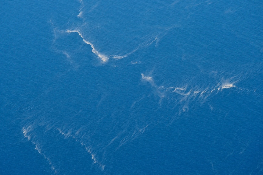 Fragmen laut terlihat di laut dari pemandangan udara.