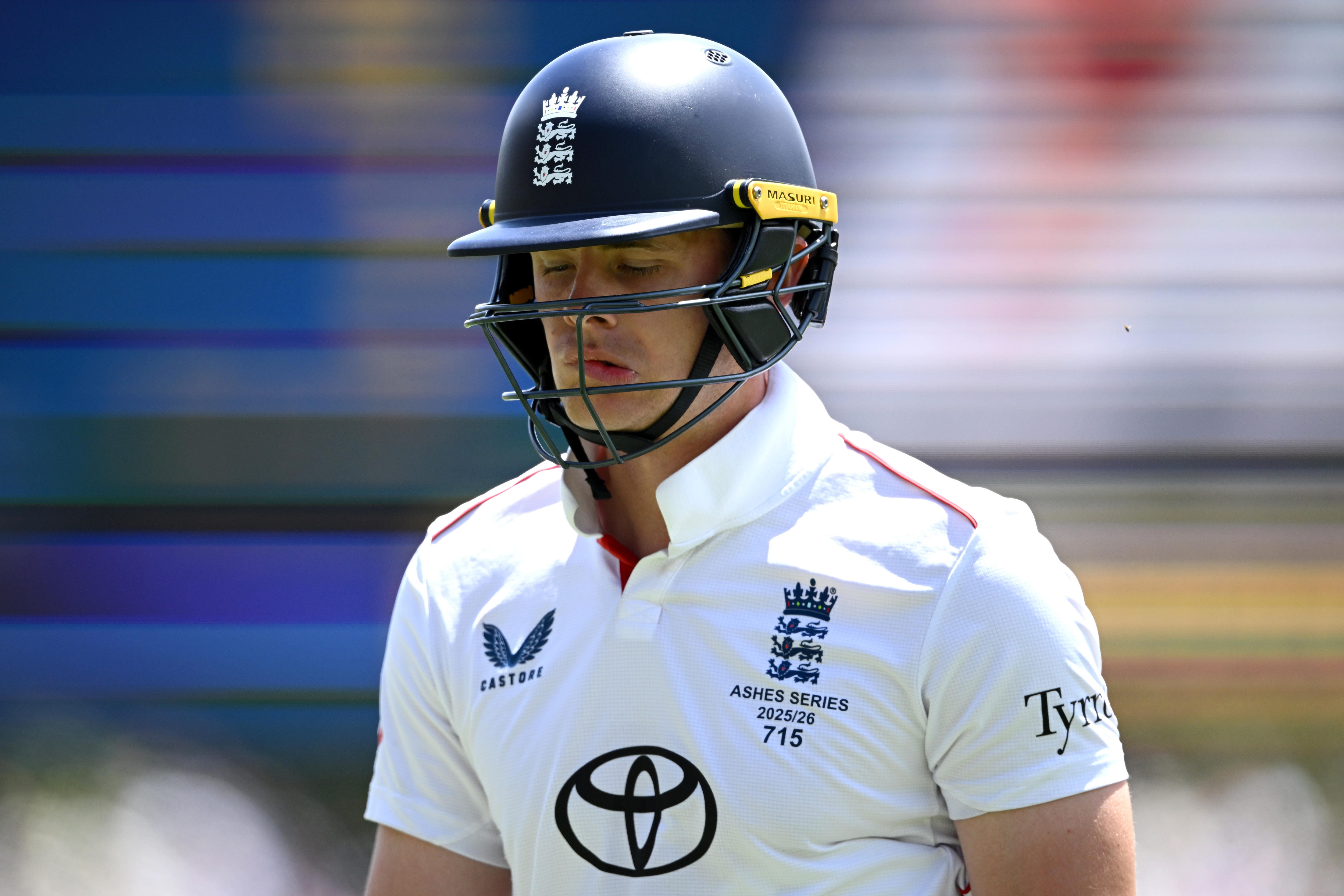 Jamie Smith mira hacia abajo