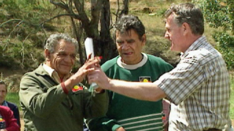 Risdon Cove land being handed back to Tasmanian Aborigines in 1995