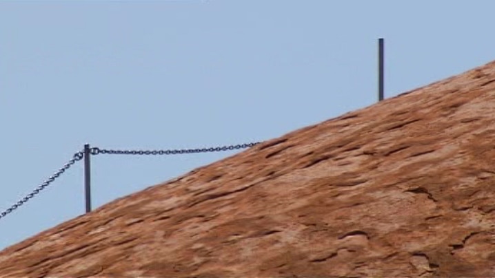 Uluru climbing chain cut