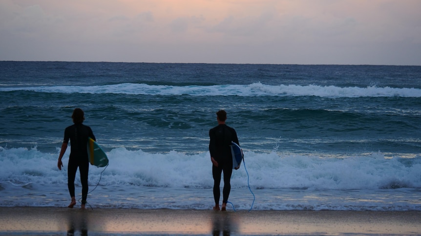 SURFERS (3)_SURFING_BROADBEACH_BEACH_WAVES (1)