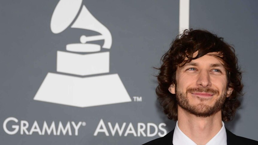 Gotye arrives on the Grammys red carpet