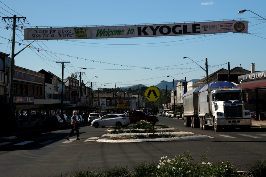 The main street of a country town with a sign saying 'Kyogle'