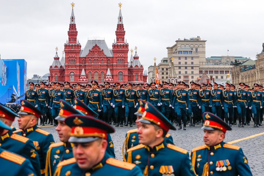 俄罗斯士兵在莫斯科胜利日阅兵期间游行