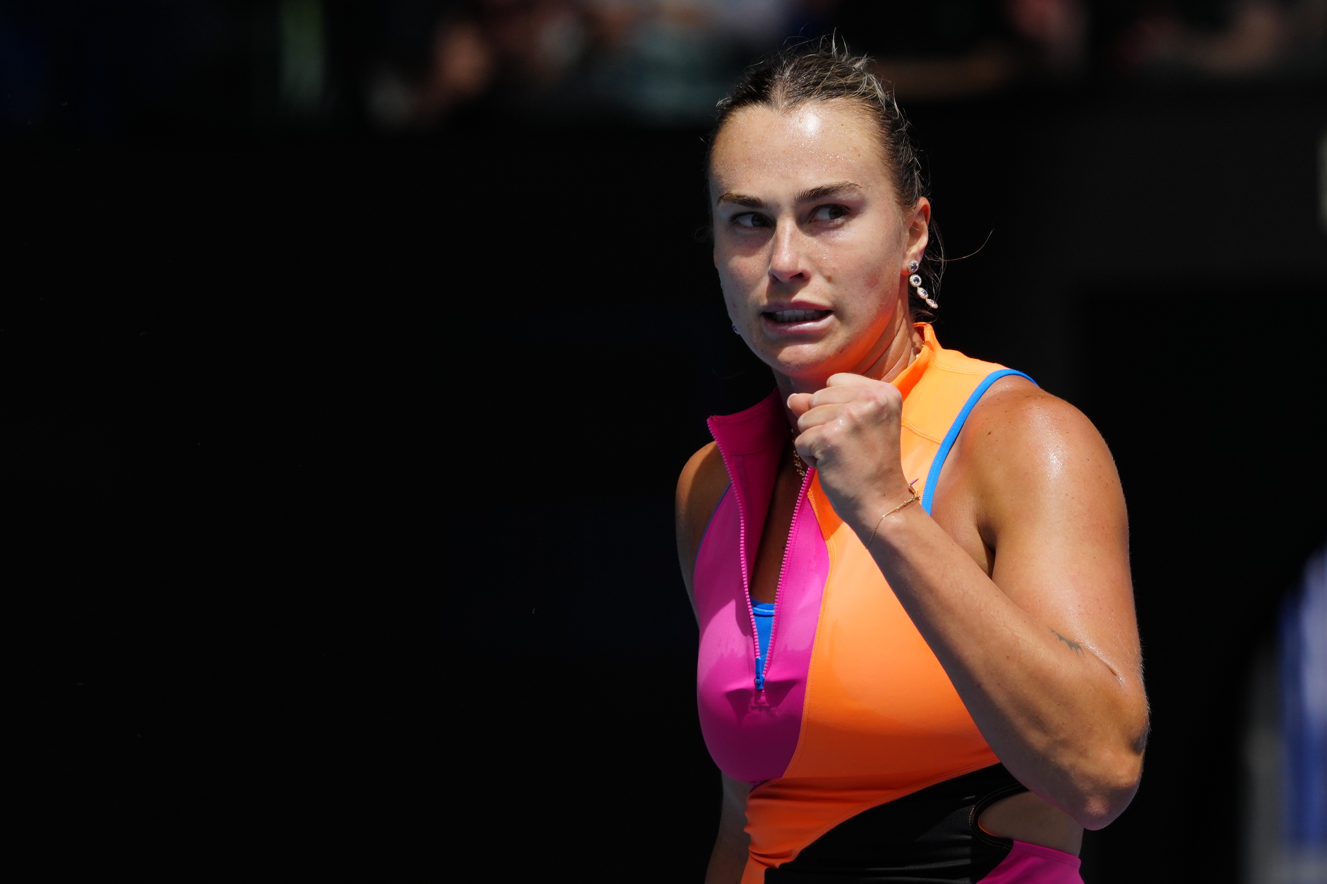 Aryna Sabalenka levanta o punho no Aberto da Austrália.