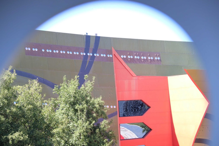 Les disques ronds argentés sont visibles de loin sur le côté du bâtiment.