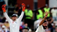 Monty Panesar appeals for the wicket of Younis Khan, second Test, Old Trafford