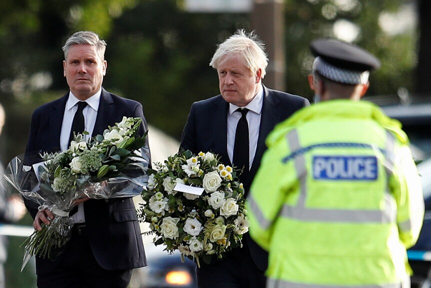 Boris Johnson et Keir Starmer déposent des fleurs pour David Amess