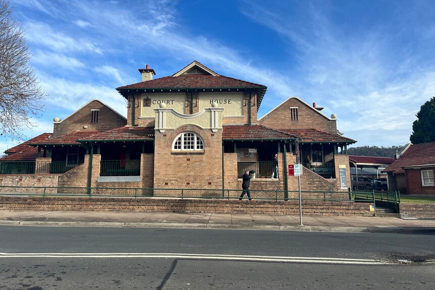 Exterior picture of court building 