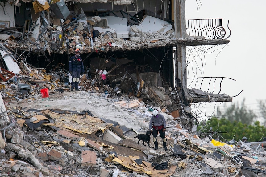 Una squadra di ricerca e soccorso cerca tra le rovine di un appartamento crollato a Miami. 