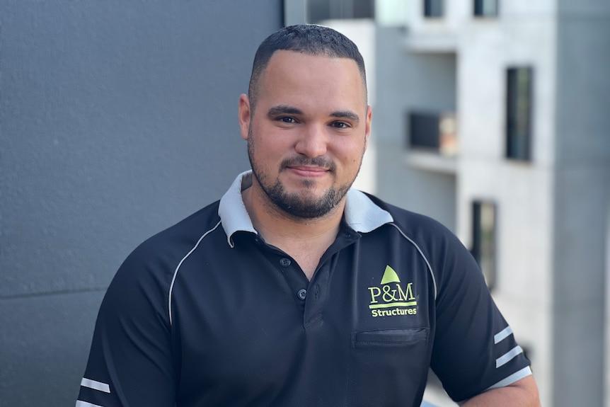 Leandro Quirino se tient sur le balcon d'un appartement.