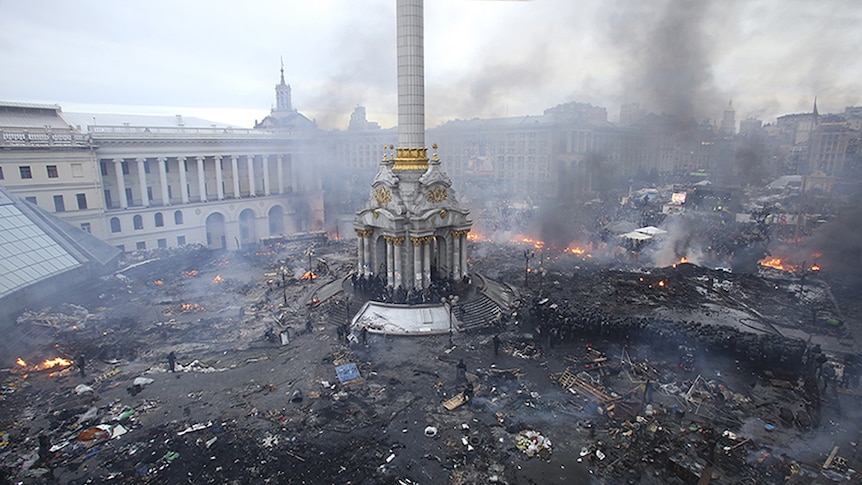 An aerial view shows Independence Square during clashes between anti-government protesters and Interior Ministry members and riot police in central Kiev February 19, 2014. Ukrainian President Viktor Yanukovich warned his opponents on Wednesday that he could deploy force against them after what he called their attempt to "seize power" by means of "arson and murder".