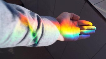 “手上反射着彩虹光，获取澳大利亚的酷儿和