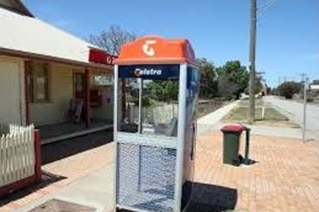 Une cabine téléphonique publique à l'extérieur d'un bureau de poste.