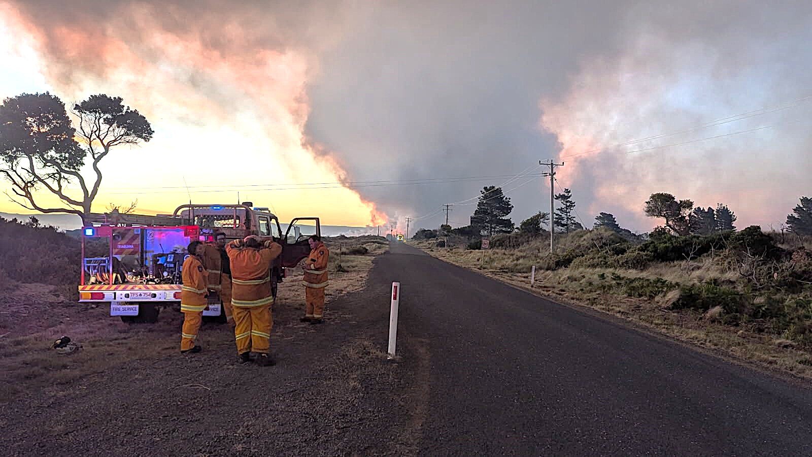 Camión de bomberos al costado de la carretera durante un incendio forestal en Dolphin Sands.