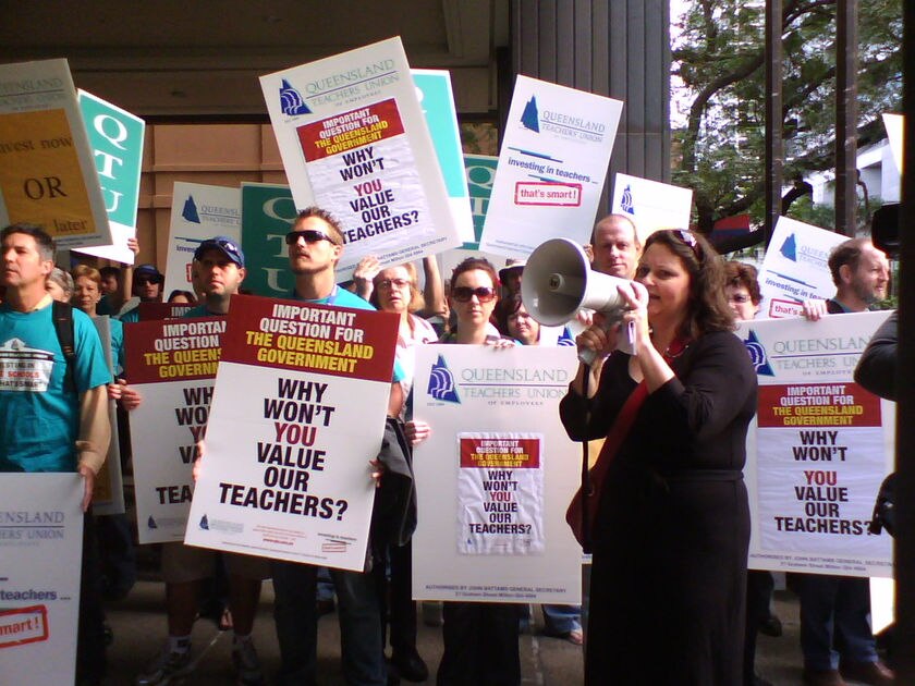 Qld teachers rally for better pay deal - ABC News