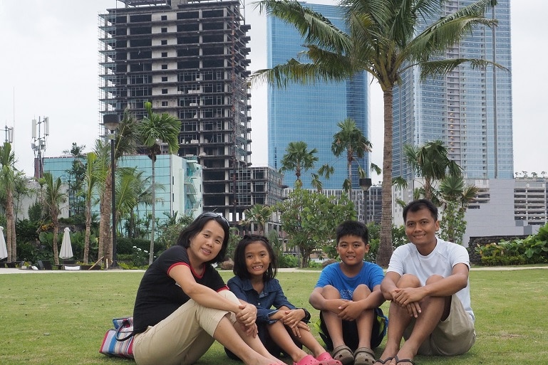 Peter bersama keluarganya ketika berlibur di Surabaya
