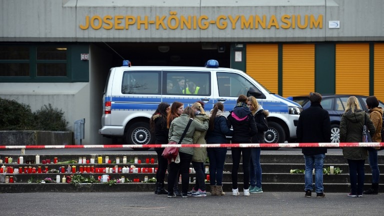 German students mourn Germanwings crash victims