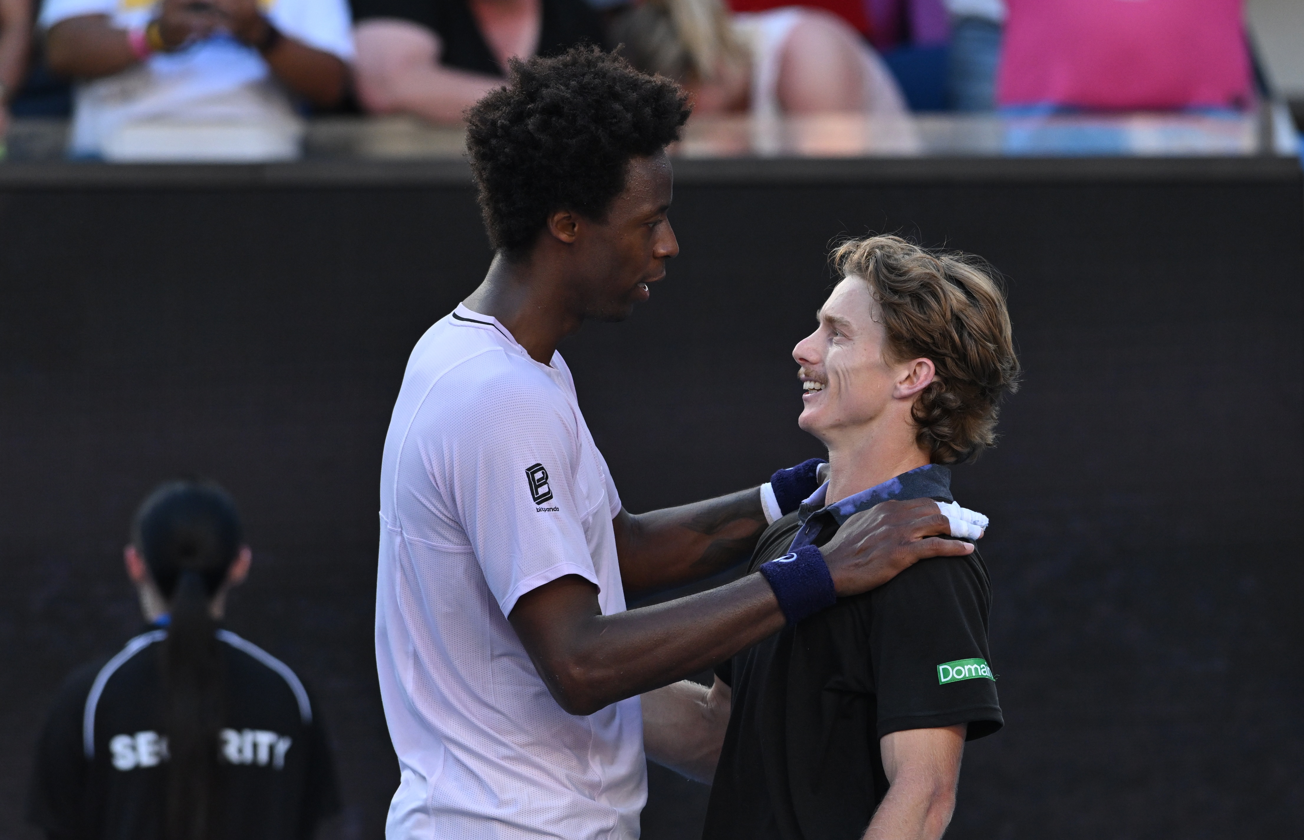 Dane Sweeny y Gael Monfils se abrazan