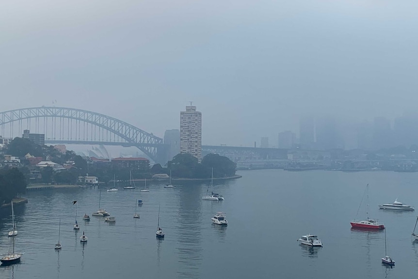 smoke around the sydney harbour bridge