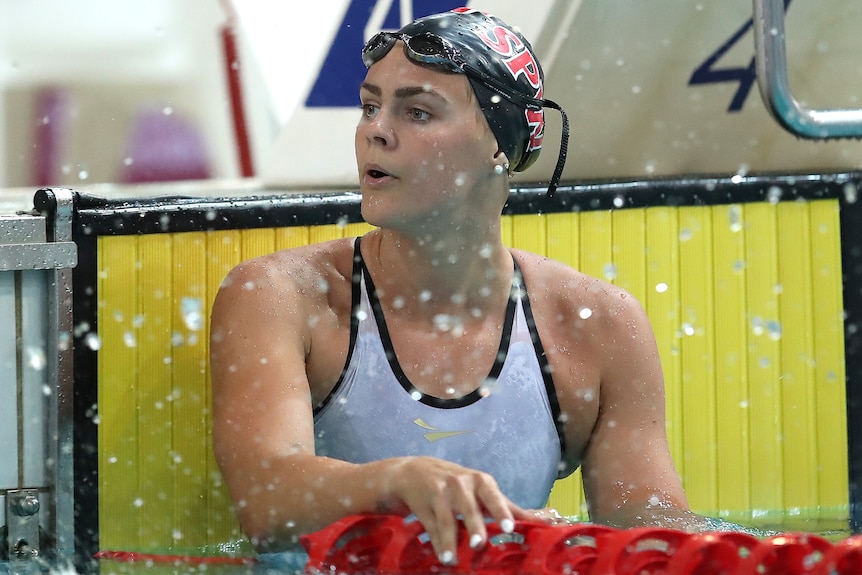 Shayna Jack dans la piscine après avoir remporté son 100 m nage libre féminin lors des championnats de natation du Queensland