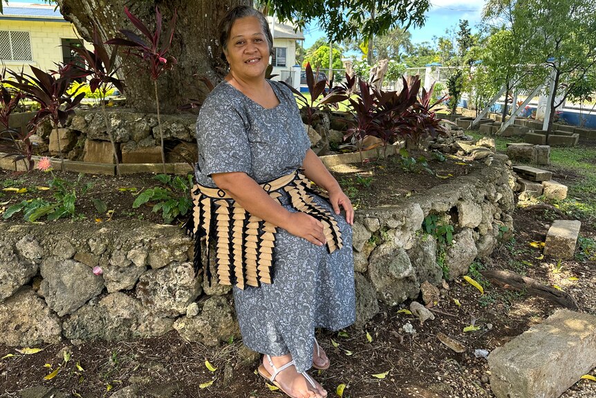 汤加妇女 Sila Latilakipa 坐在努库阿洛法家中的花园里。 