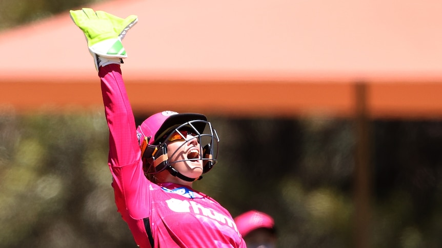 Alyssa Healy puts her hand up and shouts in appeal for a wicket.