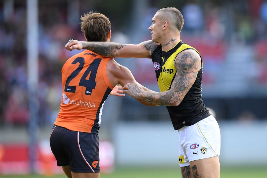 Dustin Martin uses his right arm to make contact with Matt de Boer.