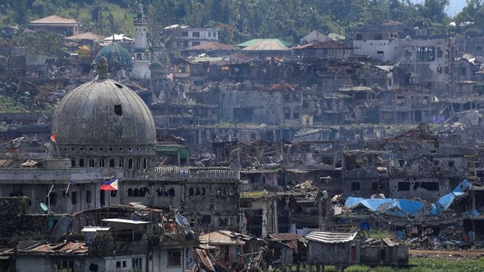 Gedung-gedung yang hancur akibat perang di kota Marawi.