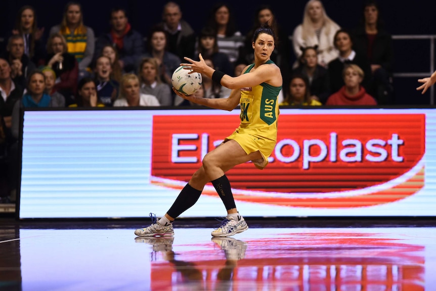 El portero de los Diamantes de Australia, Sharni Layton, busca pasar contra los Silver Ferns.