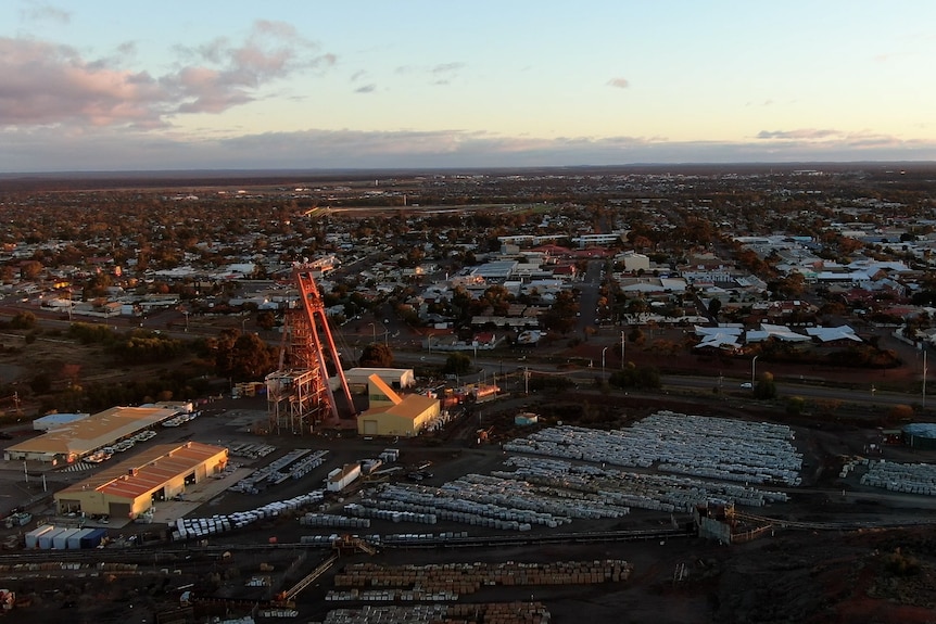 Une image aérienne surplombant une mine d'or et la ville de Kalgoorlie-Boulder capturée par drone.   