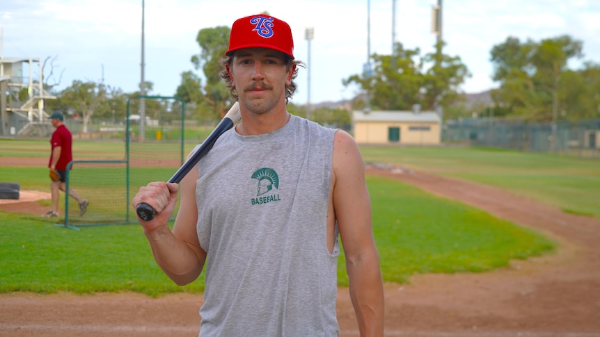 Un aspirant joueur de baseball professionnel sous contrat avec les Cubs de Chicago jouant dans l’arrière-pays du Territoire du Nord