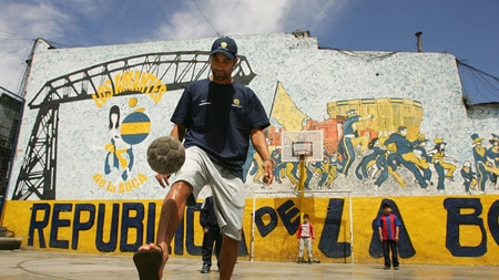 Archie Thompson with local kids in La Boca