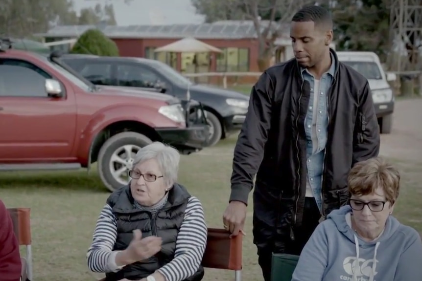 Reggie Yates speaks with tourists