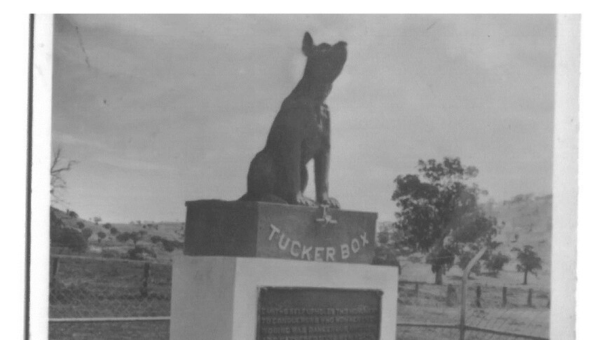 An old photo of the Dog on the Tuckerbox when it was new.