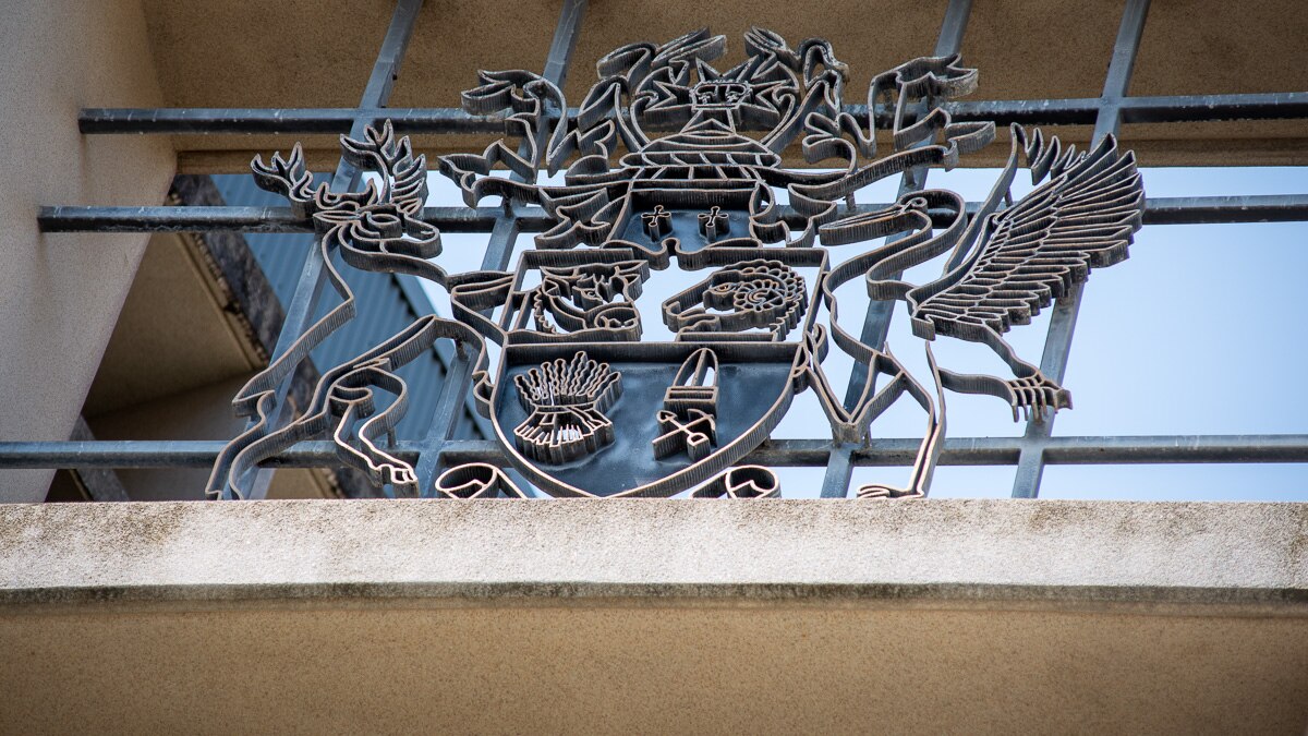 Primer plano del escudo de armas de Queensland en el edificio del Palacio de Justicia de Cairns