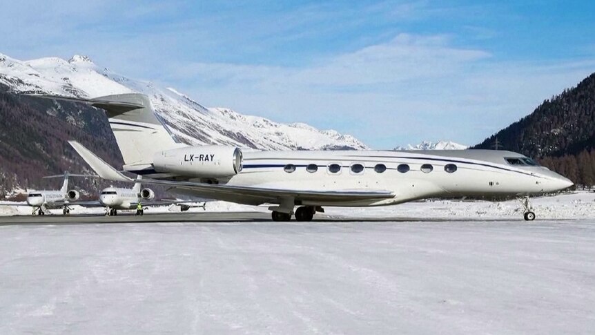 A white Gulstream jet pictured in a snowy climate. 