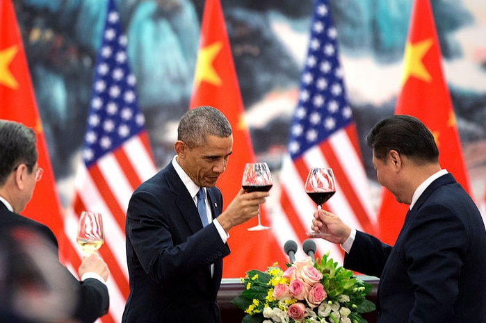 President Barack Obama offers a toast to President Xi Jinping of China in front of flags