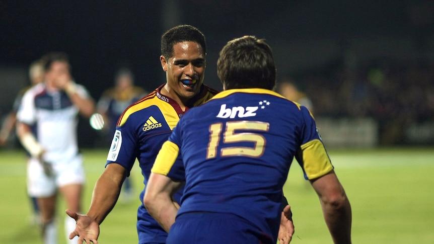 Second-half blitz ... Highlanders scrum half Aaron Smith celebrates with try-scoring full-back Ben Smith.