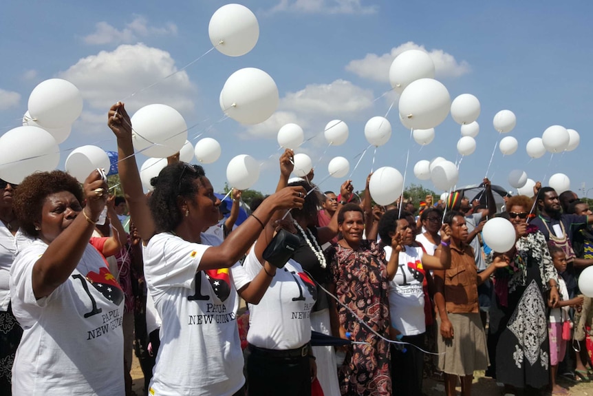 Port Moresby women release balloons for students wounded by police